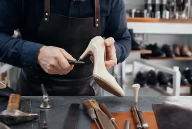Sapateiro substituindo o salto de sapatos em Itaquaquecetuba.